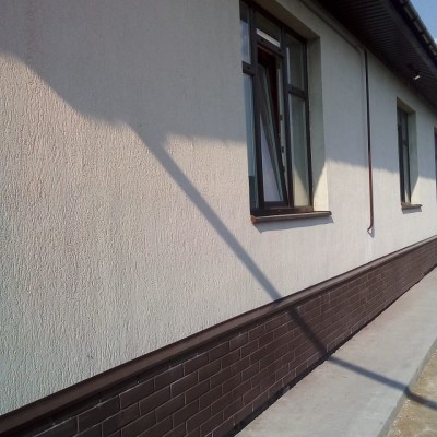 Облицовка цоколя частного дома термопанелями ТПК "ЕВРОФАСАД" Амстердам коричневый