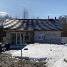 Фасад частного дома облицован термопанелями ТПК "ЕВРОФАСАД" серый с керамогранитом.